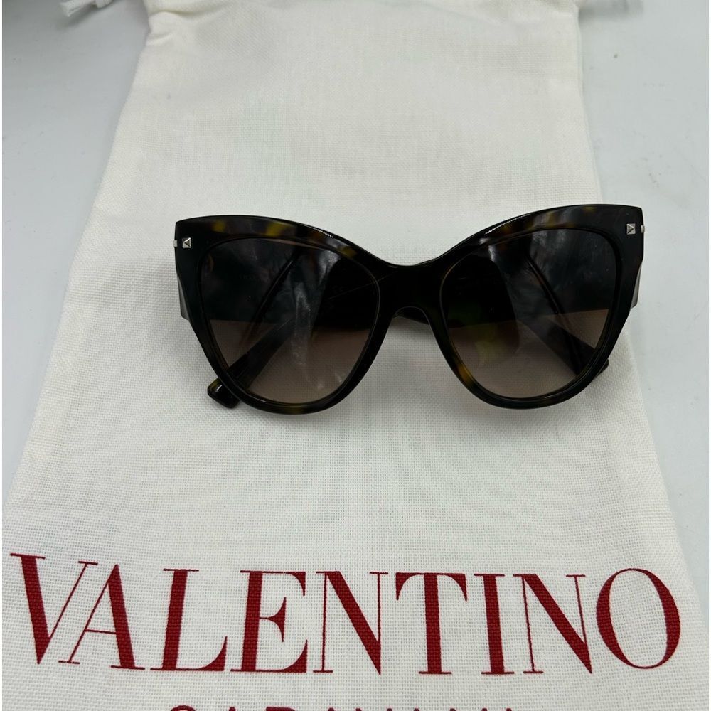 Women’s Valentino Garavani cat eye sunglasses made in Italy NWT